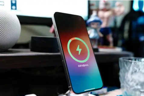 曲松苹果15换屏服务分享用什么充电器给iPhone15充电更好 